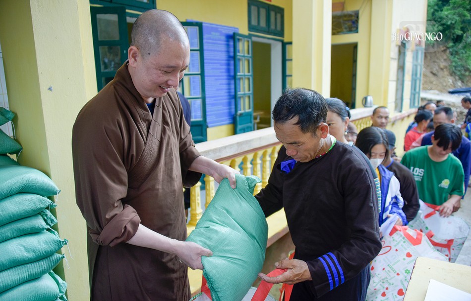 Mỗi phần quà trao đến người dân gồm tiền mặt (2 triệu đồng) và các nhu yếu phẩm
