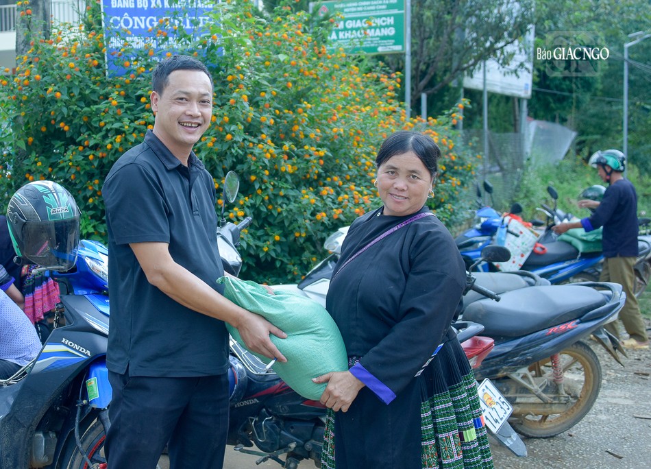 Mỗi món quà thể hiện tinh thần tương thân tương ái của người dân Việt Nam trong lúc khó khăn