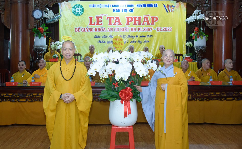 Ban Trị sự Phật giáo TP.HCM tặng hoa chúc mừng