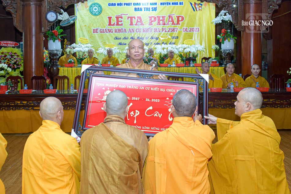 Chư hành giả dâng khánh vàng tri ân Ban Tổ chức khóa An cư kiết hạ Phật lịch 2567