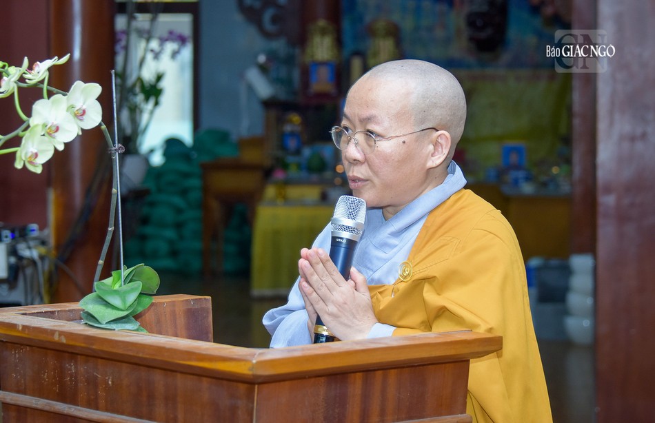 Sư cô Thích nữ Như Hòa báo cáo kết quả 3 tháng an cư