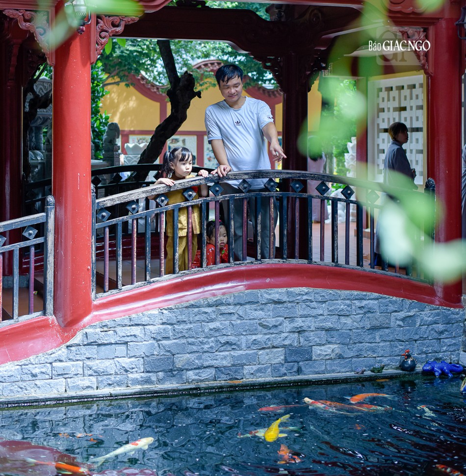 Không chỉ đến chùa lễ Phật, tụng kinh, Bông và bạn còn được ba hướng dẫn khám phá không gian bên trong chùa Viên Giác