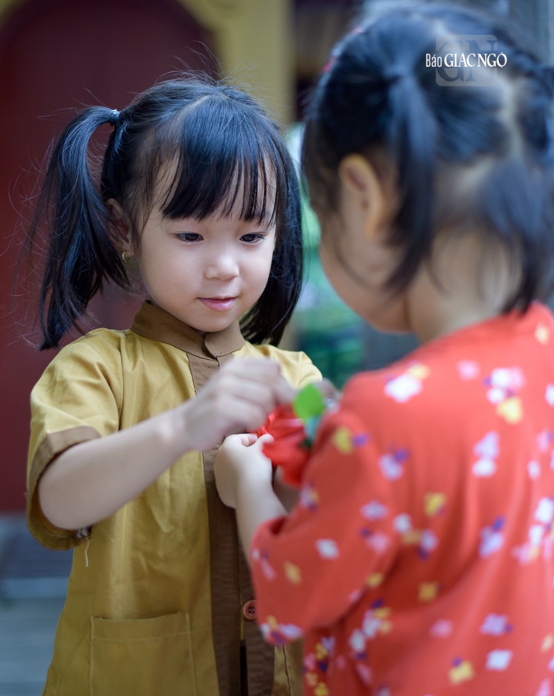 Em cũng biết chia sẻ niềm vui đó đến với bạn bè của mình