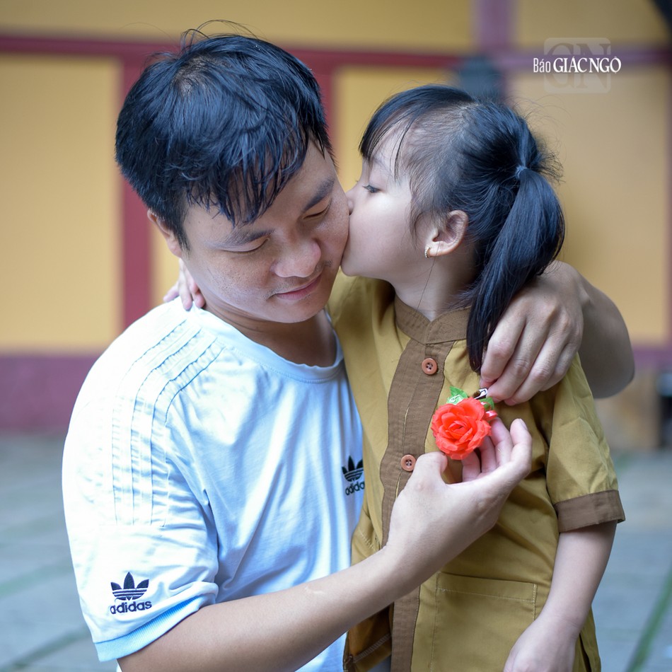 Tình thương của Bông dành cho ba khi hiểu ý nghĩa của đóa hoa hồng trên ngực mình