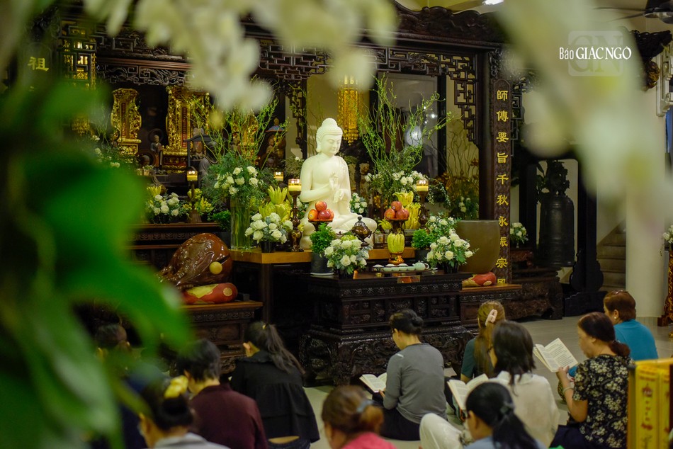 Không riêng gì gia đình bé Bông, rất đông Phật tử các nơi về tham dự tụng kinh cầu nguyện trong mùa Vu lan