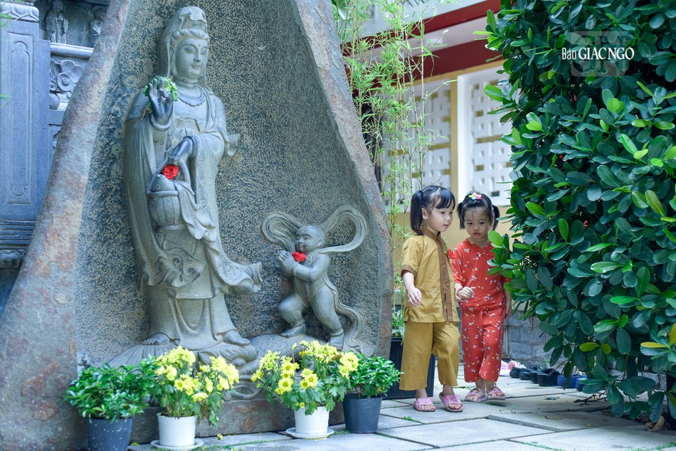 Việc đưa trẻ đi chùa là cách để hướng các em đến các giá trị chân - thiện - mỹ, đồng thời giúp cho các em tìm hiểu về nét đẹp ở cửa thiền