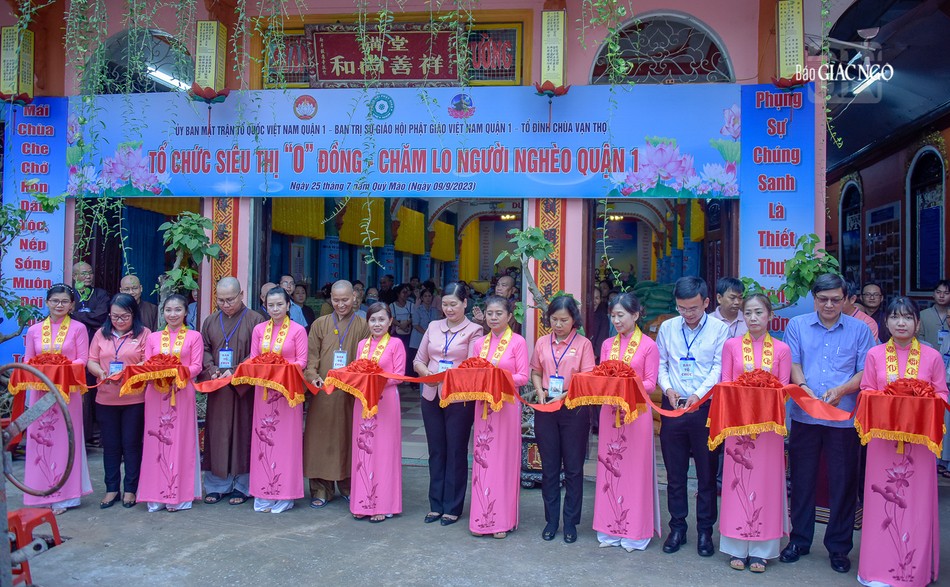 Cắt băng khai mạc &quot;siêu thị 0 đồng&quot;