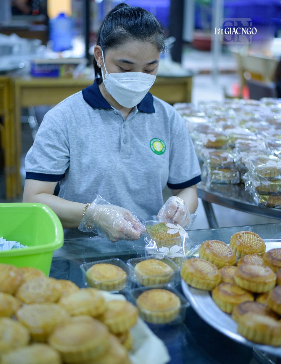 Số bánh này sẽ được để nguội trong vòng 15 phút sau đó cho vào túi để chống ẩm mốc, côn trùng