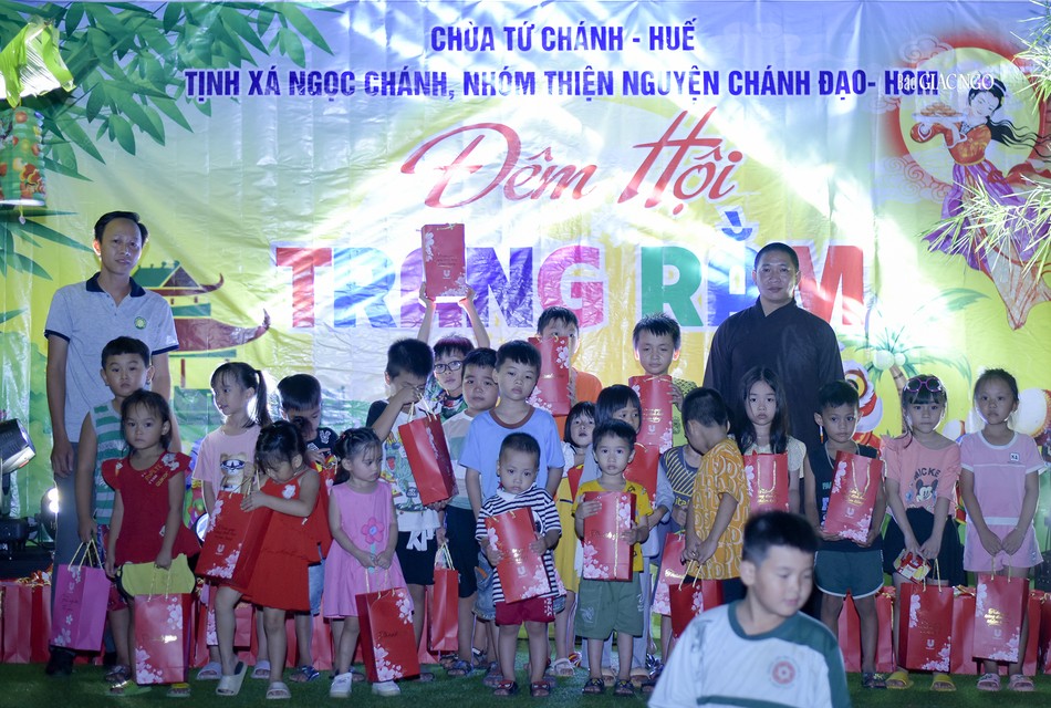 Trao quà trung thu đến các em thiếu nhi tại chùa Tứ Chánh