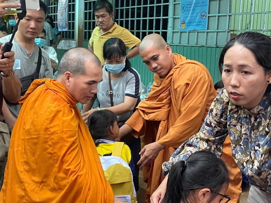 Nhóm từ thiện Toàn Giác tặng quà đến các em nhỏ ở An Giang Nhóm từ thiện Toàn Giác tặng quà đến các em nhỏ ở An Giang