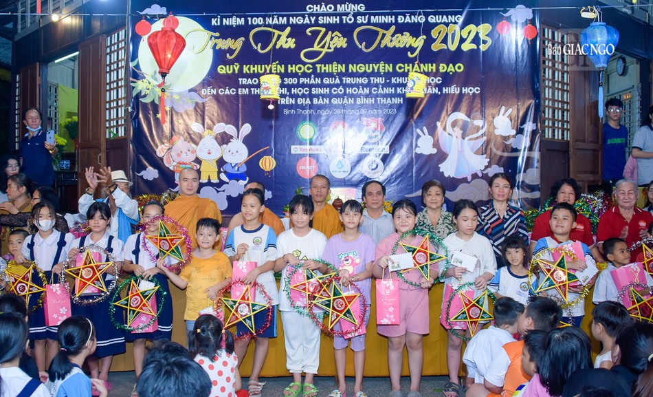 300 phần quà được trao đến các em thiếu nhi tại tịnh xá Ngọc Chánh