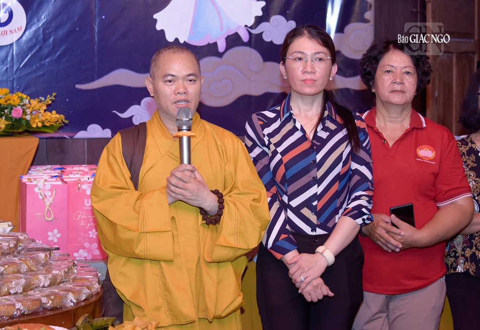 Thượng tọa Thích Quảng Pháp chia sẻ niềm vui cùng các em nhỏ