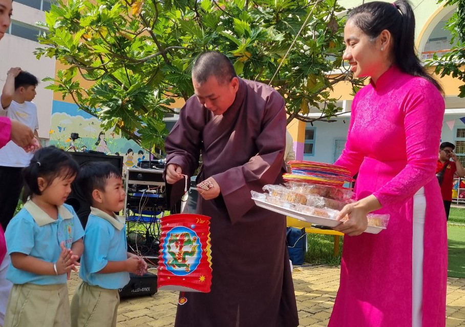 Đại đức Thích Lệ Lạc trao quà lồng đèn trung thu đến các em học sinh Đại đức Thích Lệ Lạc trao quà lồng đèn trung thu đến các em học sinh