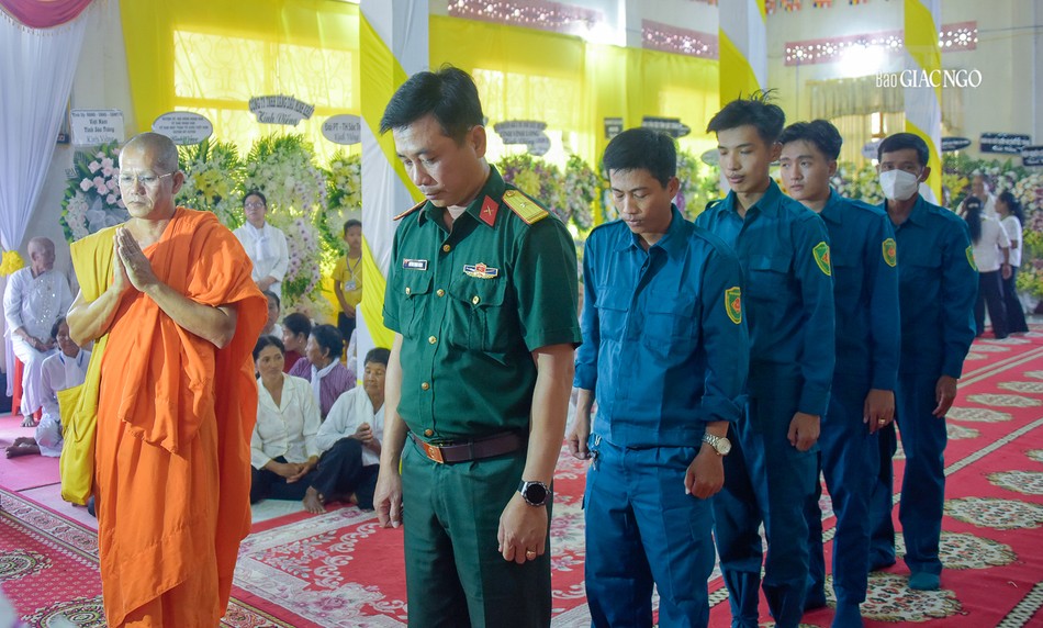 Ban Chỉ huy Quân sự H.Mỹ Xuyên, tỉnh Sóc Trăng mặc niệm trước Giác linh đường Trưởng lão Hòa thượng Dương Nhơn