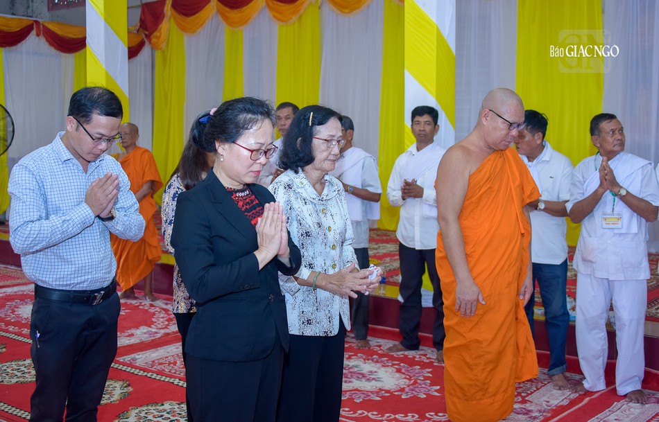 Đoàn đại biểu Quốc hội tỉnh Sóc Trăng dành một phút mặc niệm tưởng nhớ Trưởng lão Hòa thượng