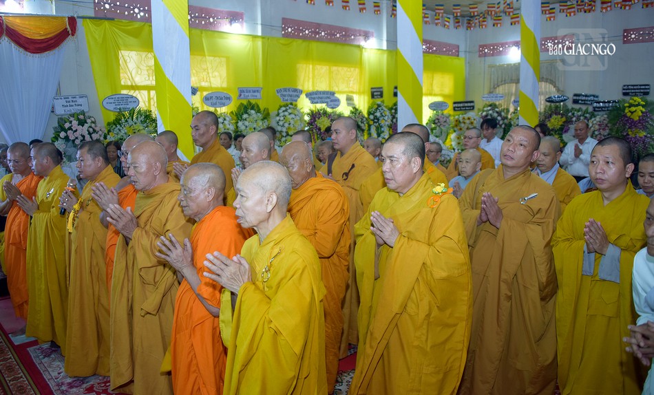 Chư vị thành viên Ban Trị sự Phật giáo tỉnh viếng tang vị thầy khả kính của Phật giáo tỉnh nhà