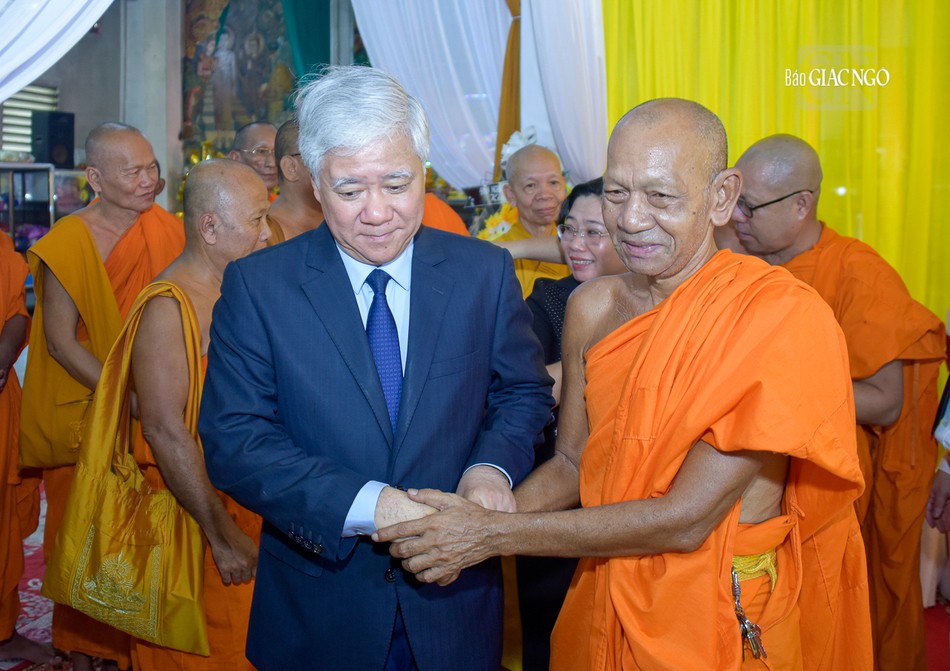 Chủ tịch Ủy ban TƯMTTQVN Đỗ Văn Chiến chia buồn cùng Hòa thượng Đào Như...