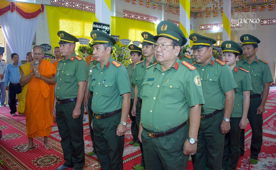 Đoàn lãnh đạo Công an tỉnh Sóc Trăng viếng tang