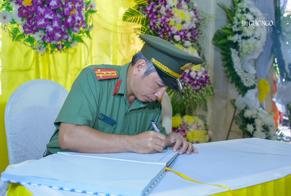 Đại tá Huỳnh Hoài Hận, Phó Giám đốc Công an tỉnh Sóc Trăng ký sổ tang lưu niệm