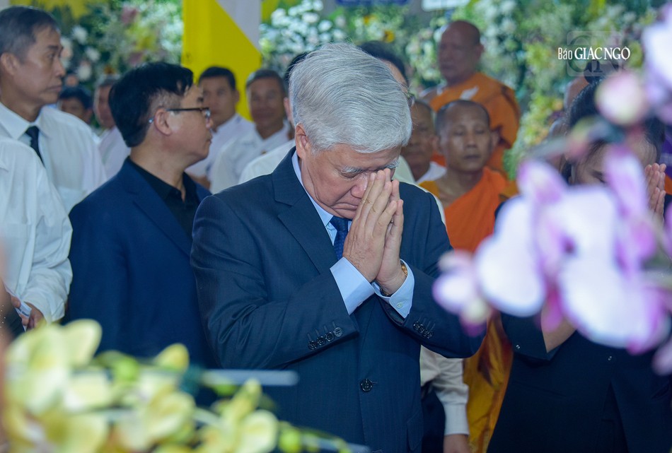 Ông Đỗ Văn Chiến mặc niệm tưởng nhớ Trưởng lão Hòa thượng Dương Nhơn