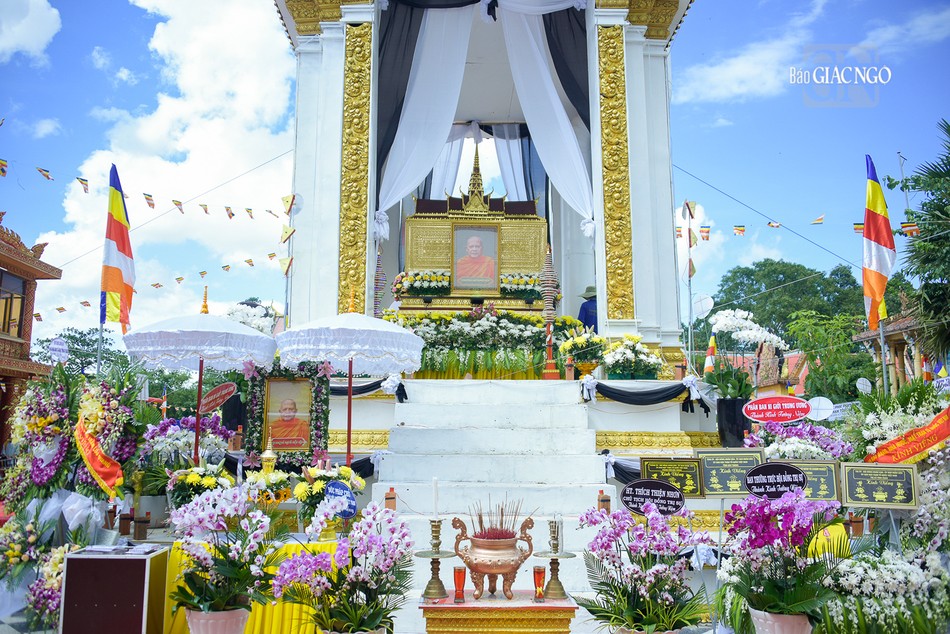 Kim quan Trưởng lão Hòa thượng Dương Nhơn được cung thỉnh đến đài trà-tỳ trong khuôn viên chùa Cần Đước sáng nay 6-10