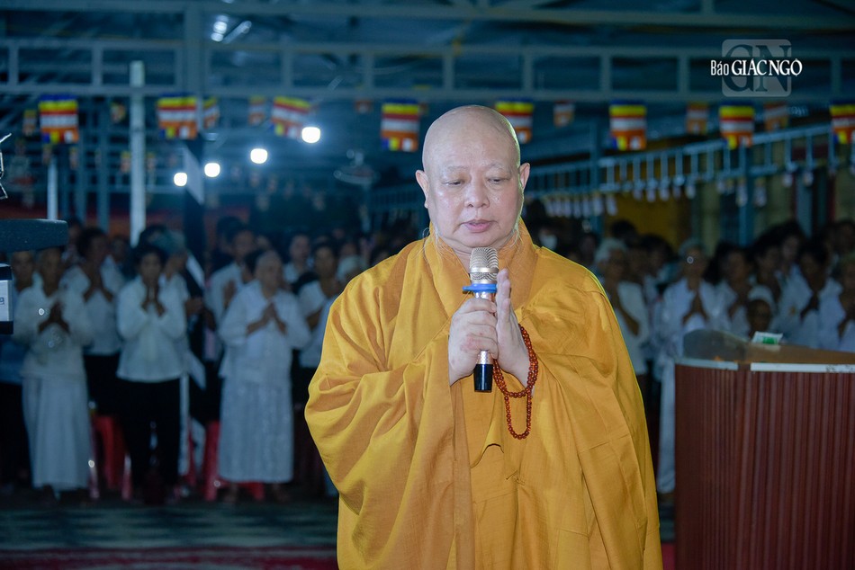 Hòa thượng Thích Lệ Trang, Ủy viên Thường trực Hội đồng Trị sự, Trưởng ban Nghi lễ T.Ư thực hiện khóa lễ cầu nguyện theo nghi thức Bắc tông