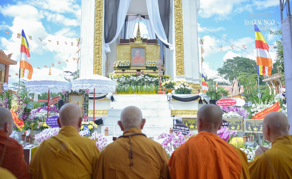 Chư tôn đức dâng hương tưởng niệm trước đài trà-tỳ Trưởng lão Hòa thượng Dương Nhơn