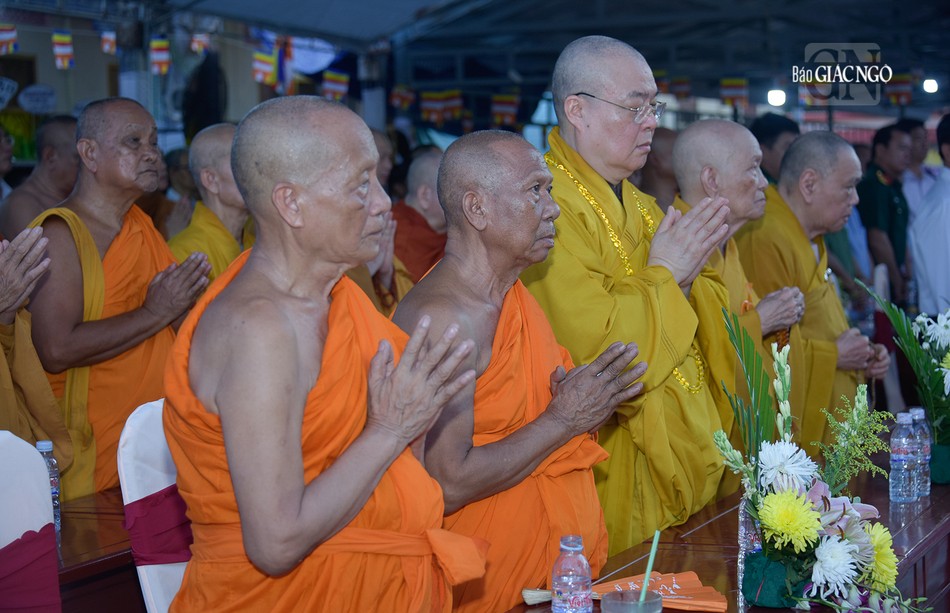 Thành tâm bái biệt vị giáo phẩm khả kính