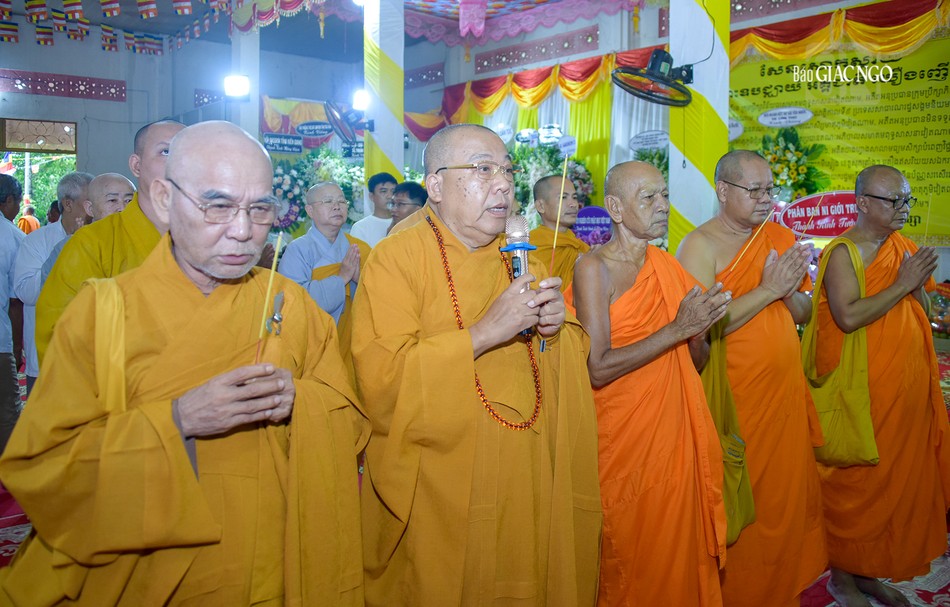 Ban Trị sự Phật giáo tỉnh Cần Thơ viếng tang