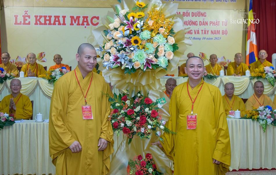 Thượng tọa Thích Quảng Tiến đón nhận hoa chúc mừng từ Văn phòng II T.Ư