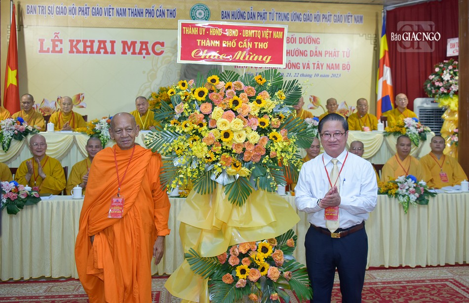 Hòa thượng Đào Như đón nhận lẵng hoa chúc mừng của lãnh đạo TP.Cần Thơ