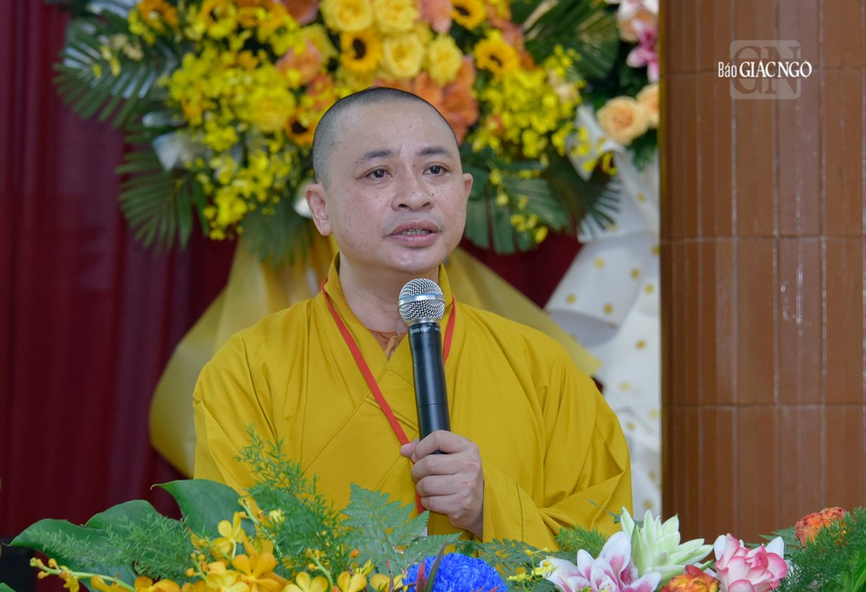 Thượng tọa Thích Quảng Tiến thay mặt Ban Thư ký báo cáo công tác chuẩn bị khóa bồi dưỡng năm 2023