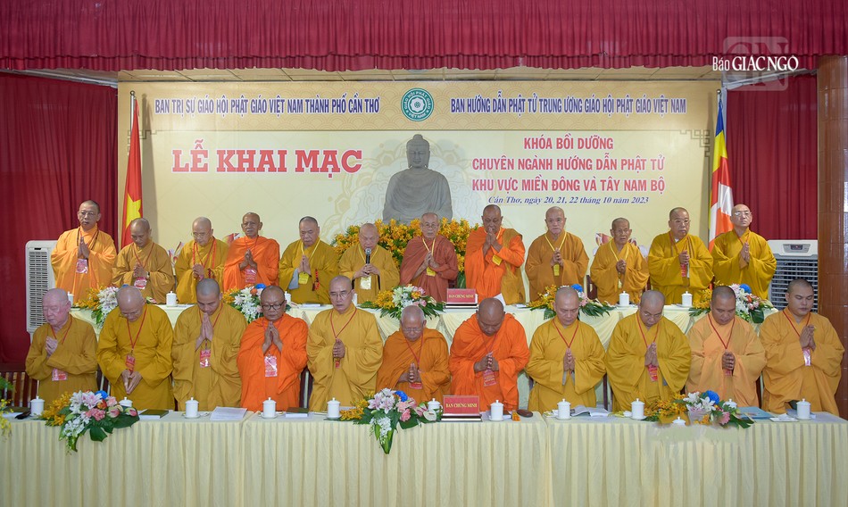 Chư tôn đức cử hành nghi thức niệm Phật cầu gia hộ