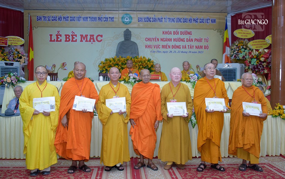 Chư tôn đức các phân ban, tiểu ban đón nhận giấy chứng nhận khóa bồi dưỡng từ Ban Tổ chức