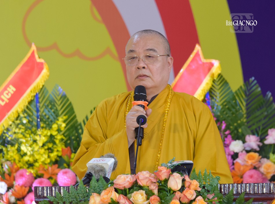 Hòa thượng Thích Thanh Nhiễu ban đạo từ chứng minh