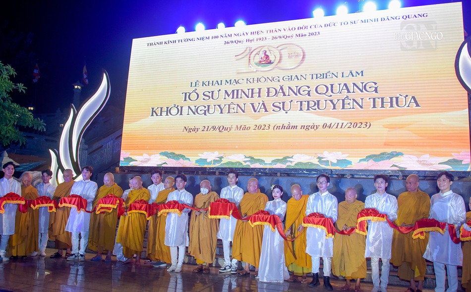 Chư tôn đức cắt băng khai mạc triển lãm