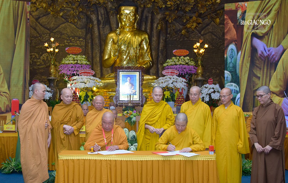 Hòa thượng Thích Giác Pháp đại diện Hòa thượng Thích Giác Toàn ký kết hợp tác lan tỏa 4 đề án: Pháp phục - Ngôn ngữ - Kiến trúc - Di sản với Ban Văn hoá T.Ư