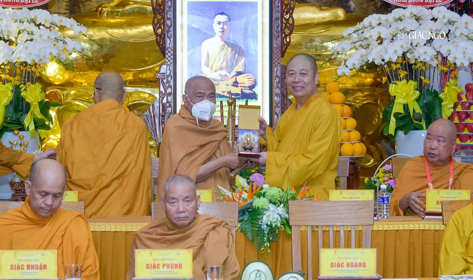 Hòa thượng Thích Thọ Lạc, Ủy viên Thường trực Hội đồng Trị sự, Trưởng ban Văn hóa T.Ư dâng quà lưu niệm lên Hòa thượng Thích Giác Toàn