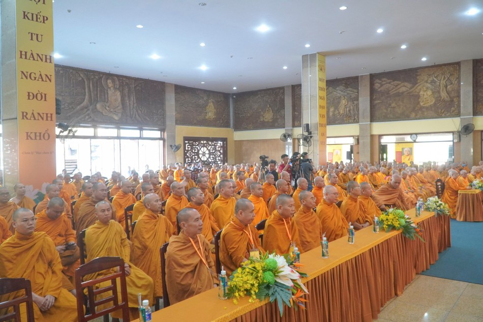 Tăng Ni Hệ phái Khất sĩ tham dự tọa đàm nội bộ vào sáng 6-11 - Ảnh: Ban TT-TT HPKS