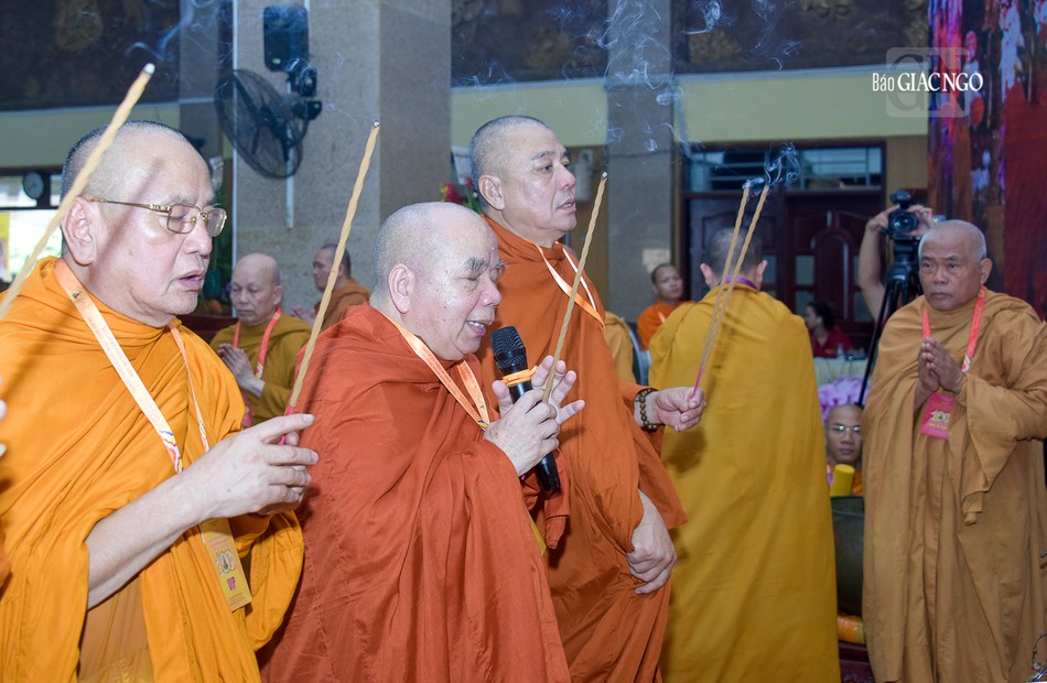 Chư tôn đức Phật giáo Nam tông Kinh dâng hương