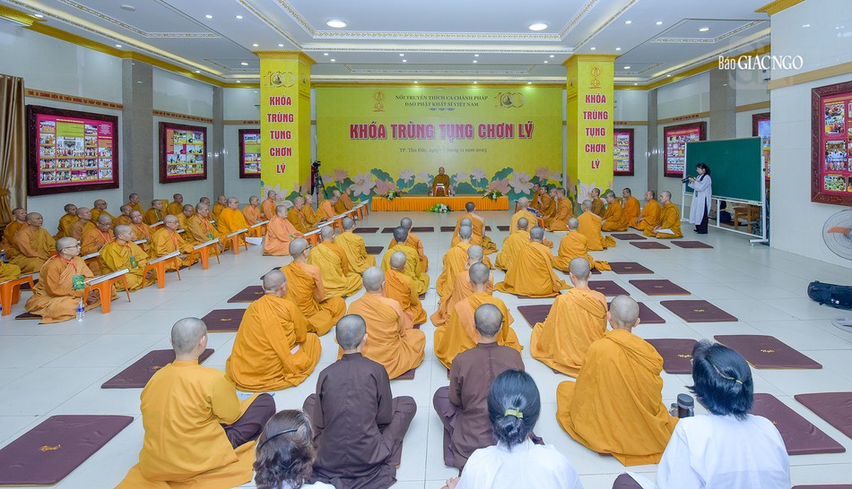 Quang cảnh buổi trùng tụng Chơn lý tại tháp Báo Ân (pháp viện Minh Đăng Quang)