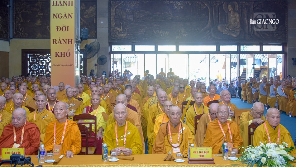 Chư tôn Trưởng lão Hòa thượng Hội đồng Chứng minh và Hòa thượng Chủ tịch Hội đồng Trị sự tham dự buổi lễ