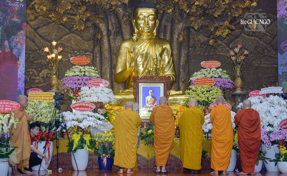 Dâng trầm cúng dường