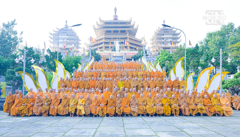 Chư Tăng chụp hình lưu niệm tại pháp viện Minh Đăng Quang sáng 9-11