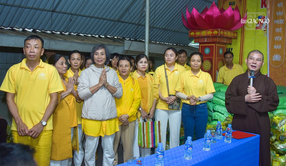 Các mạnh thường quân, Phật tử chùa Long Hương tham dự