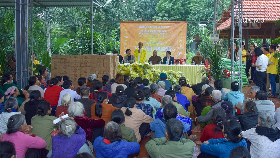 Quang cảnh buổi trao quà tại chùa yên Mã