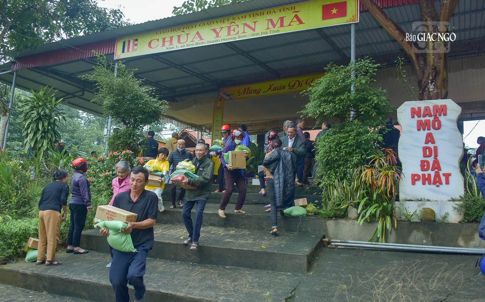 Người dân vui mừng nhận quà tại chùa Yên Mã