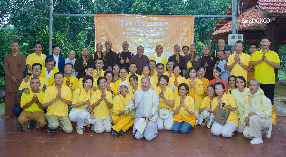 Các thành viên đoàn chụp hình lưu niệm tại chùa Yên Mã, Hà Tĩnh