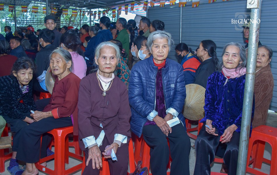 Những cụ già chờ nhận quà