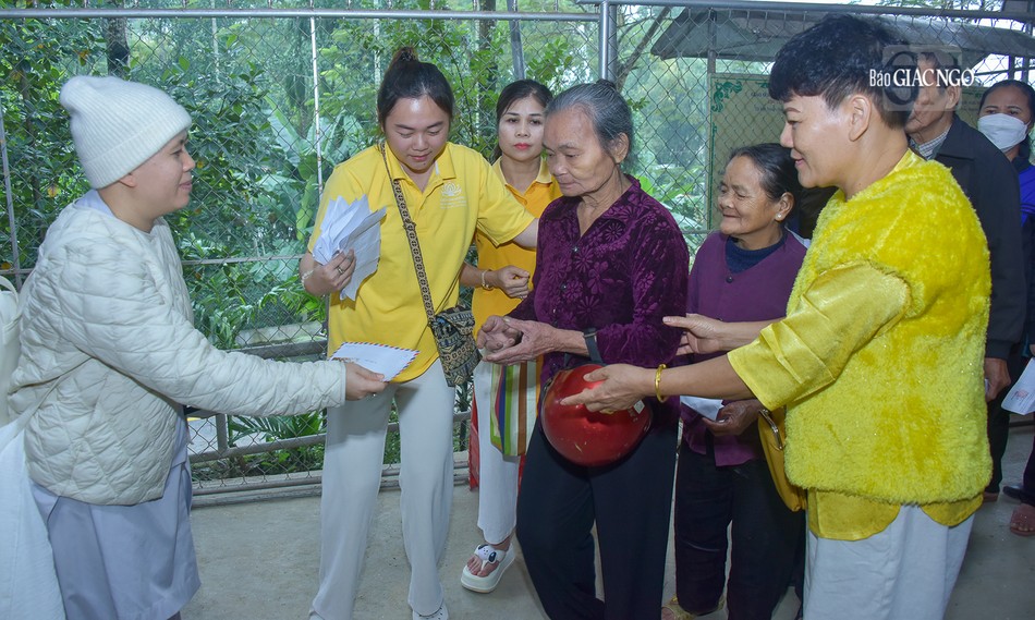 Trao các phần quà tại chùa Linh Sơn
